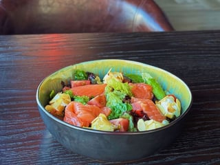 Салат зі слабосолоним лососем , крем-сиром та мигдалевими пластівцями / Salmon salad with cream cheese and almond flakes