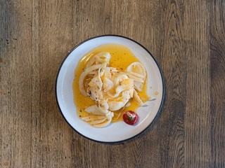 Nakládaný hermelín s cibulí