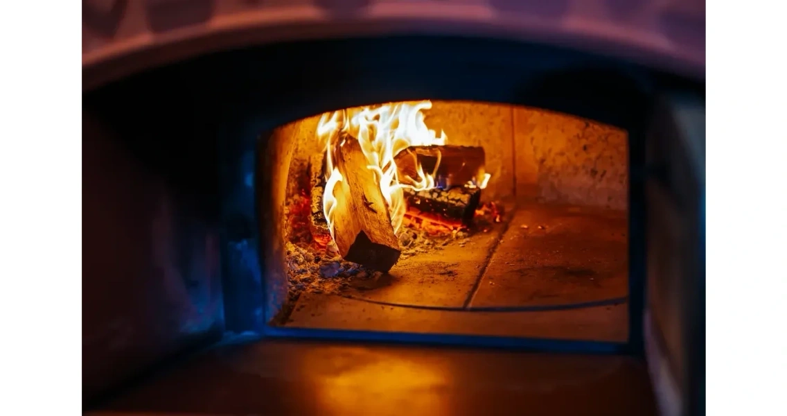 Pizza-del-gufo-pec-na-drevo-planen-zblizka.webp