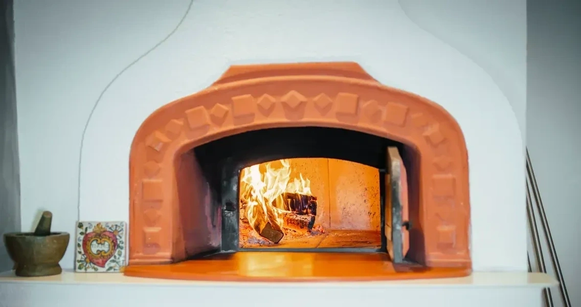 Pizza-del-gufo-pec-na-drevo.webp