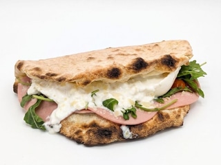 Z mortadelą i serem burrata