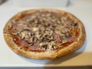 3. Pizza Prosciutto funghi