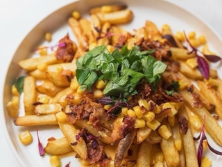 Картопля  фрі з сирним соусом та беконом