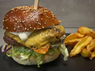 Beef burger + hranolky 170g + nápoj 0.33 L