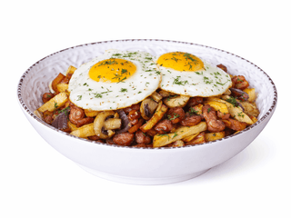 Пательня з ковбасками та яйцями