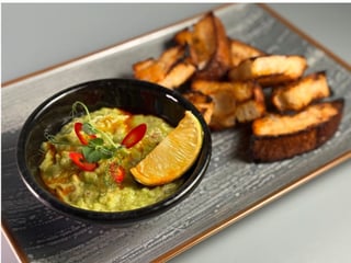 Гуакамоле з тостами з пшеничного хлібу на заквасці