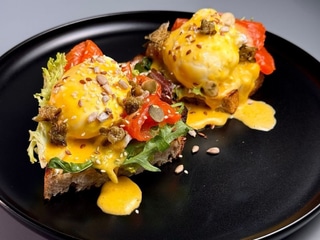 Тост з лососем та яйцями Бенедикт