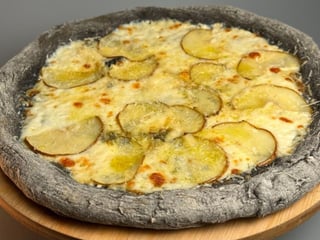 Піца "4 сири з карамельною грушею"