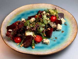 Салат з буряком, дор-блю і малиновим соусом
