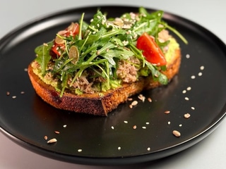 Тост з тунцем та авокадо