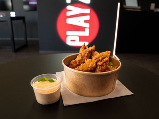 KUŘECÍ STRIPSY S OMÁČKOU (DLE VÝBĚRU)