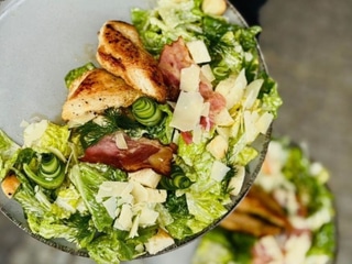 Sałatka caesar z grillowanym kurczakiem