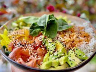 POKE BOWL Z ŁOSOSIEM GRAVLAX
