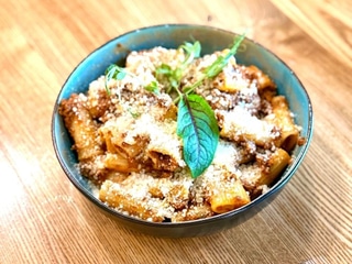 MAKARON RIGATONI Z SOSEM BOLOGNESE