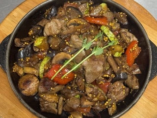 Пательня з курячими серцями та тушкованими овочами 