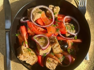 Панцанелла з червоною рибою