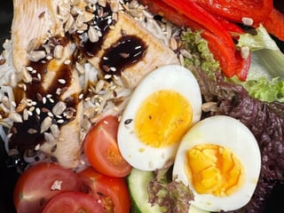 Боул з куркою та лапшею