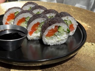 Рол с лососем
