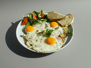 Ham & Eggs, kyselé okurky, pečivo