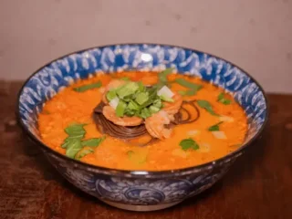 Tom Yum s rezancami a krevetami
