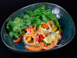 Салат овочевий з горіховою заправкою та кінзою