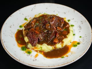 Телячі щічки з пюре