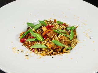 Локшина рисова з грибами та овочами