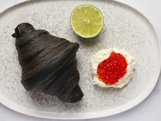 ЧОРНИЙ КРУАСАН З ЧЕРВОНОЮ ІКРОЮ