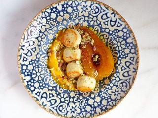 СИРНИКИ З КАРАМЕЛІЗОВАНОЮ ГРУШЕЮ ТА ЗАВАРНИМ КРЕМОМ