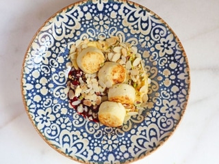 СИРНИКИ З ВИШНЕЮ ТА ЗАВАРНИМ КРЕМОМ