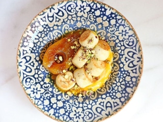 СИРНИКИ З КАРАМЕЛІЗОВАНОЮ ГРУШЕЮ ТА ЗАВАРНИМ КРЕМОМ МАКСІ