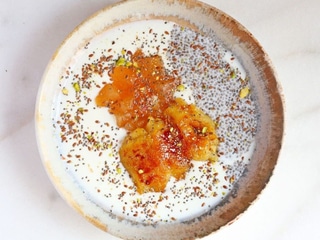 ЙОГУРТ З ПЕЧЕНИМ КАРАМЕЛІЗОВАНИМ ЯБЛУКОМ