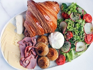 КРУАСАН З ПАСТРАМІ З ІНДИЧКИ ТА САЛАТОМ