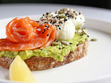 АВОКАДО ТОСТ З ЛОСОСЕМ