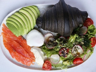 ЧОРНИЙ КРУАСАН З ЛОСОСЕМ ТА САЛАТОМ ДО СНІДАНКУ