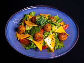 Салат з курячими кульками