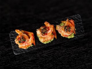 Shrimps with salsa and avocado