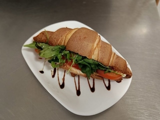 Круасан з лососем та кпем сиром