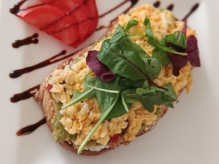 Скрембл на тості 