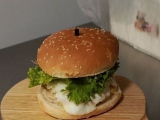 Бургер з яйцем та маринованою цибулею