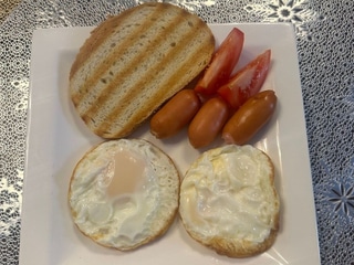 Яйця смажені + сосиски курячі