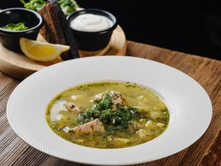 Борщ зелений з фермерським сомом