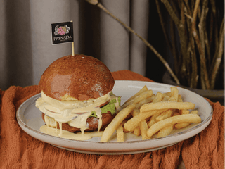 Дитячий бургер з картоплею фрі