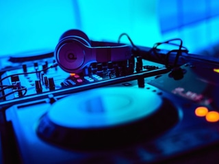 02.10 Dj Set 19:00