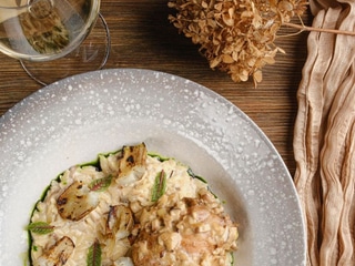 Ніжка кролика су-від з пастою орзо, соусом з білих грибів та запеченим топінамбуром