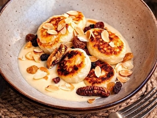 Бейбі сирнички з соусом Сабайон