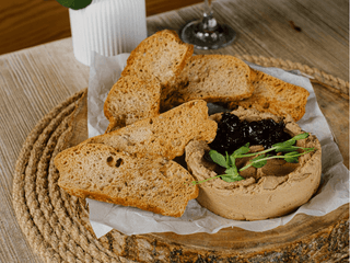 Домашній паштет з карамелізованою цибулькою