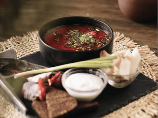 Борщ з реберцем та украінськими смаколиками