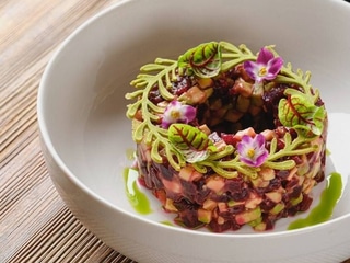 Тар-тар із печеного буряка та авокадо з соусом манго-чилі