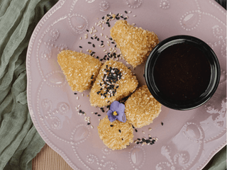 Сир брі в паніровці з ягідним соусом